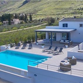 5 bedroom villa with infinity pool, Castellammare del Golfo, sleeps 9